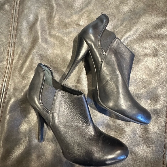 Guess black leather heal booties - Picture 6 of 7